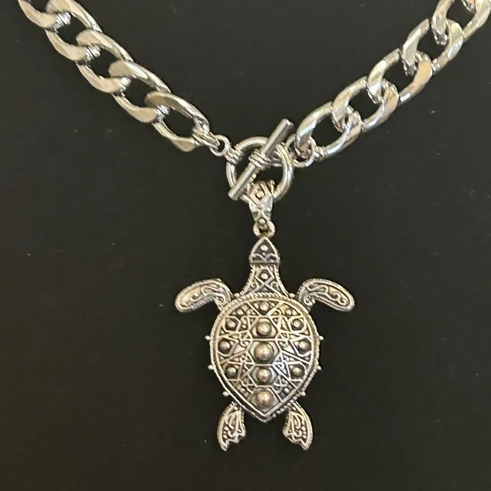 ❤️ Silver Chunky 16" Necklace with Sea Turtle Pendant.